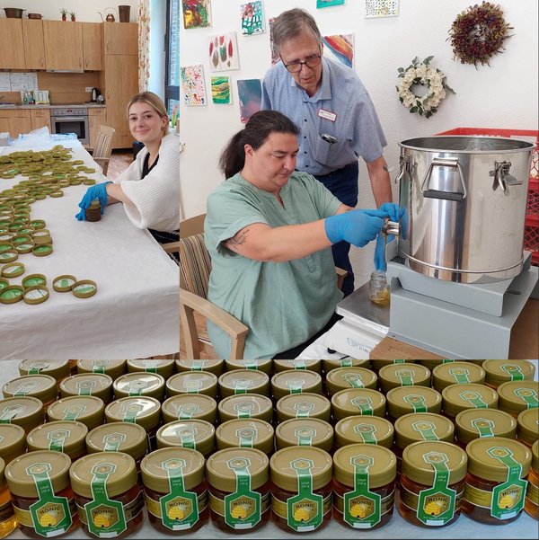 Das Bild zeigt die Mitglieder der Arbeitsgruppe beim verfüllen des Honigs unter Anleitung von Eberhard Prollius.
