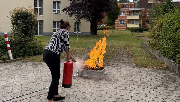Mitarbeiterin simulierten Entstehungsbrand mittels Feuerlöscher